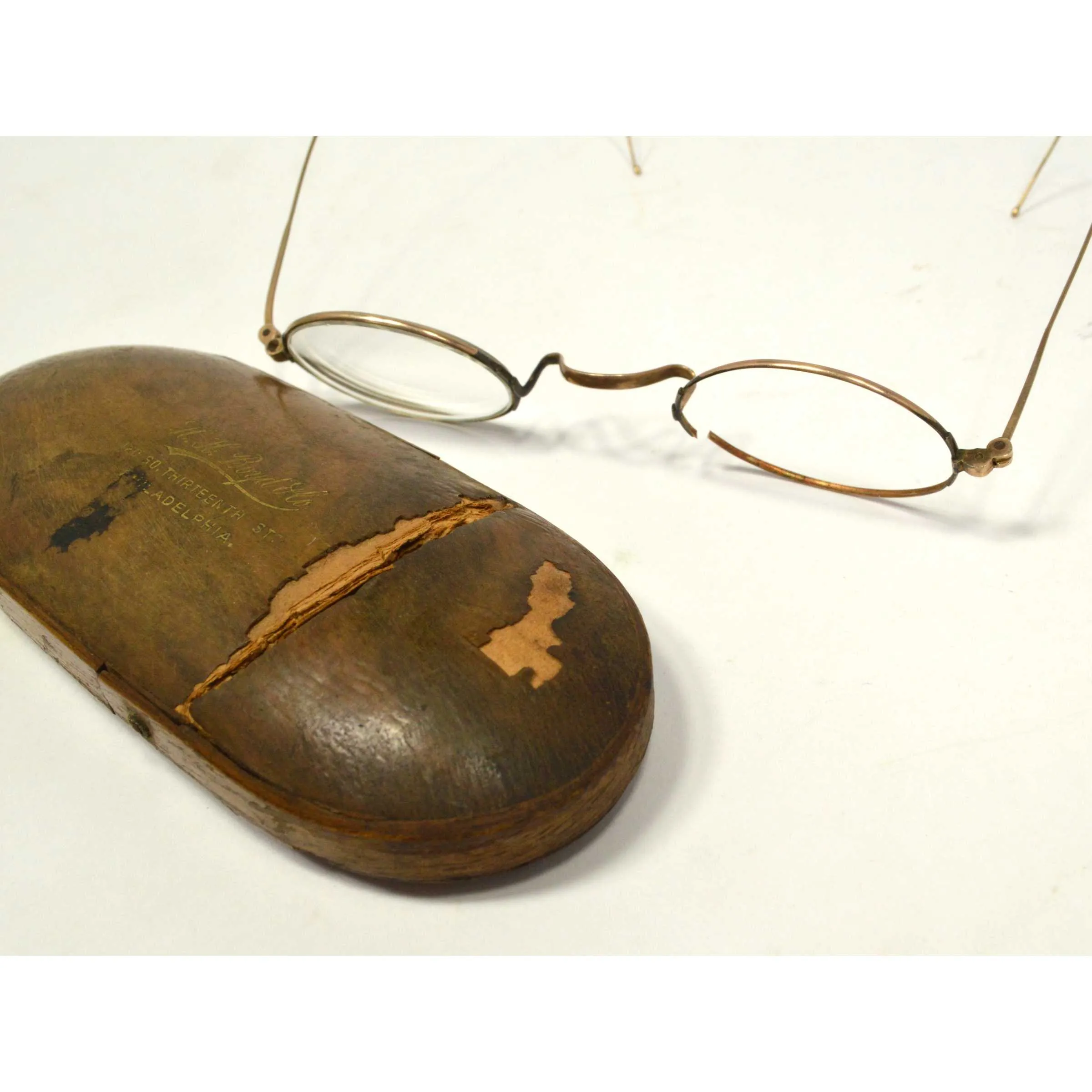 Antique PRIMITIVE WOODEN GLASSES CASE Shaker-style w/ EYEGLASSES (Broken) GOLD?